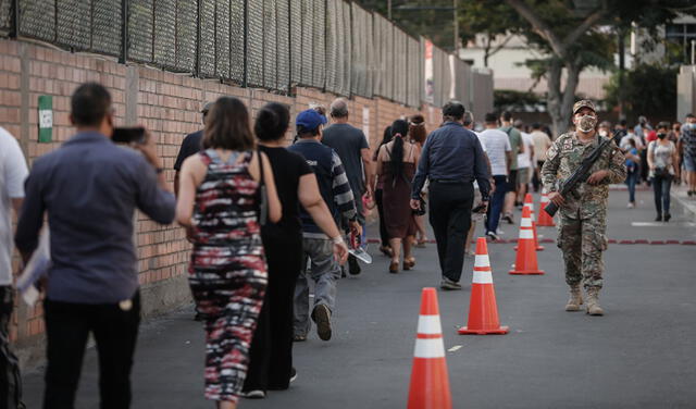 Largas colas se observaron en los diferentes puntos de votación del país. Foto: Antonio Melgarejo/La República