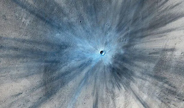Este cráter fue impactado hace poco y su tonalidad azul se debe a un reajuste en sus niveles | Foto: JPL-Caltech / NASA / Universidad de Arizona