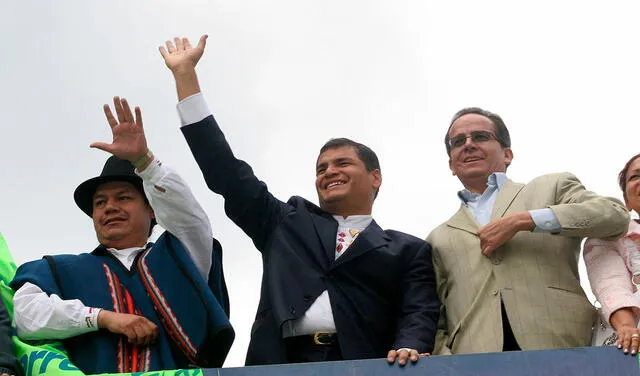 Correa (c) también tuvo como una de sus principales propuestas la consulta para cambiar la Carta Magna. Foto: AFP