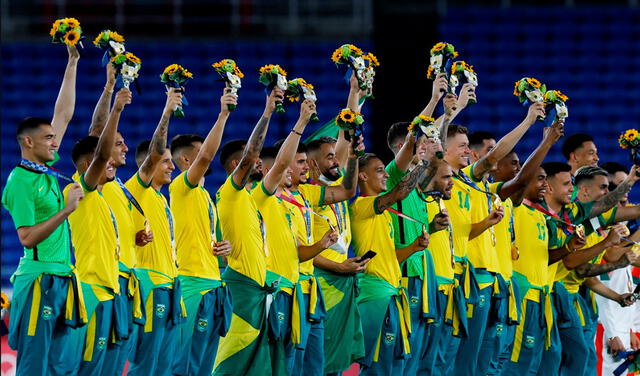 Los jugadores de Brasil se presentaron así a recibir la medalla de oro. Foto: EFE