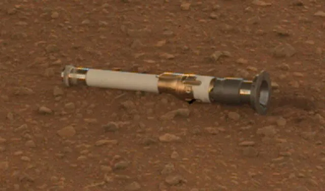 Primera muestra de roca depositada por Perseverance en la superficie de Marte. Foto: NASA