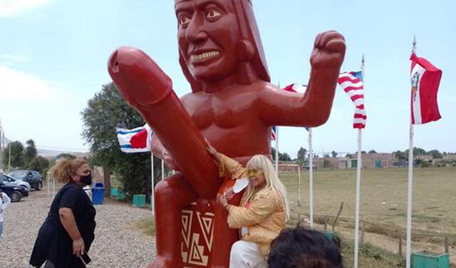 La artista nacional fue captada en la escultura de tres metros que se ubica en el sector Santa Rosa.