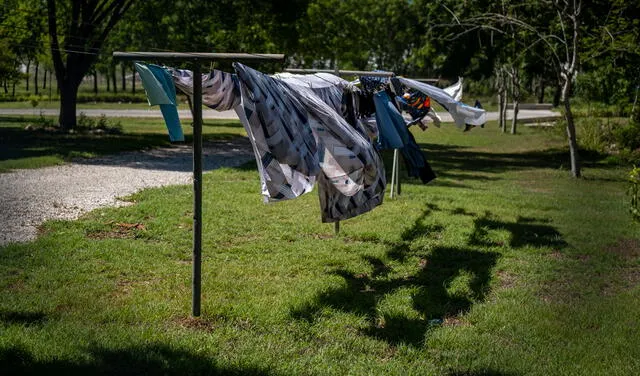 Colgar la ropa es la más sencilla de las soluciones, pero toma tiempo. Foto: AFP