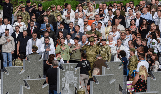 La gente asiste a una ceremonia por los soldados caídos de Ucrania, el 24 de agosto, marcando 6 meses desde el inicio de la guerra con Rusia.