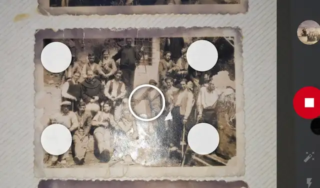 Debes moverte el círculo hacia los cuatro puntos blancos que aparecen en la imagen.  Foto: Xataka