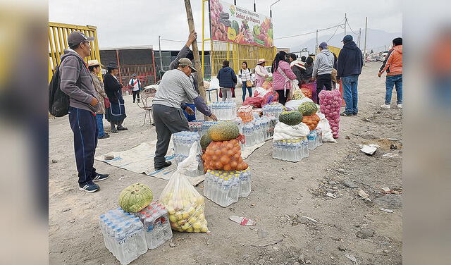 Apoyo. Los comerciantes de Arequipa les entregaron víveres. Foto: difusión
