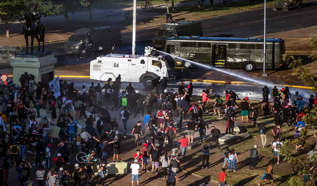 El mismo día del plebiscito hubo enfrentamientos entre manifestantes y agentes de seguridad. Foto: AFP