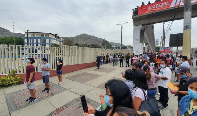 Postulantes acudieron desde temprano para rendir la primera prueba. Foto: URPI-LR