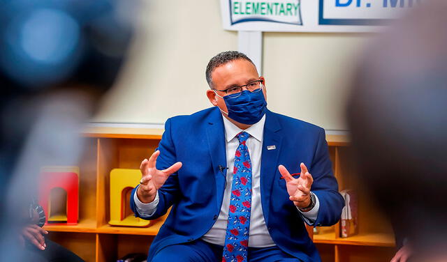 Miguel Cardona es el encargado del área de educación en Estados Unidos. Foto: EFE