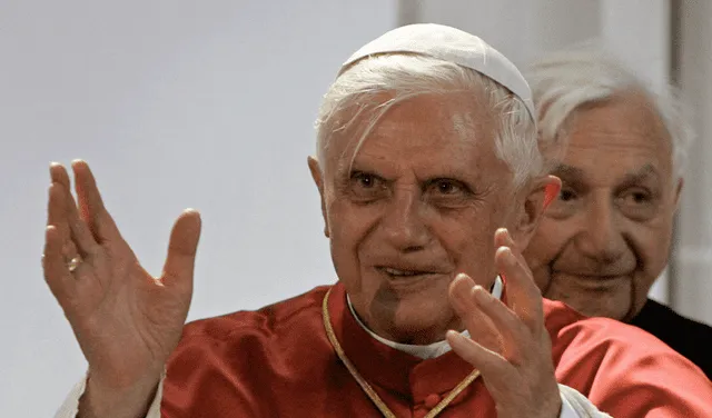 Benedicto XVI hace gestos mientras su hermano mayor, Georg Ratzinger, mira, en una celebración religiosa en 2006.