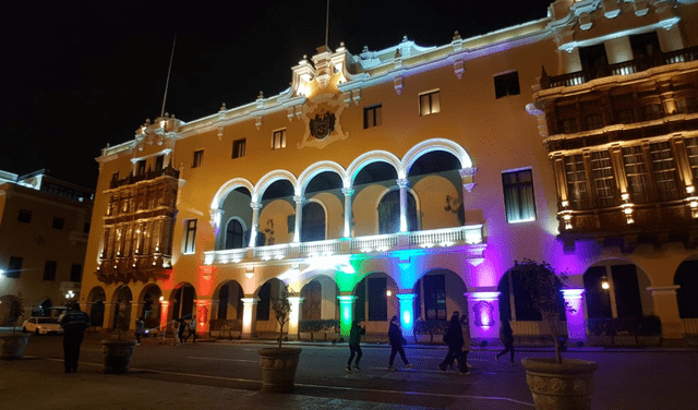 La iluminación del Palacio Municipal con los colores del arcoíris se dio en el marco del Mes del Orgullo LGBTIQ+