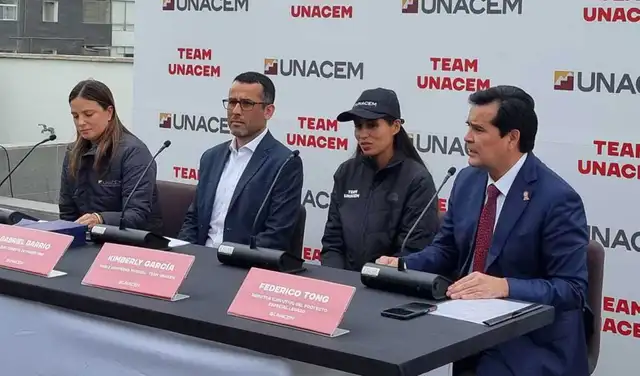 Kimberly García participó con los representantes de su patrocinador privado en la rueda de prensa. Foto:  Omar Coca / URPI-LR