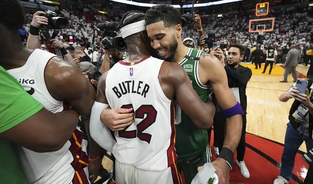 Jimmy Butler y Jayson Tatum, las figuras de Miami Heat y Boston Celtics respectivamente. Foto: AFP