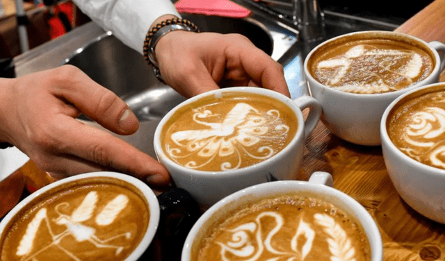 Muchos estudiantes extranjeros laboran como baristas en Canadá. Foto: AFP