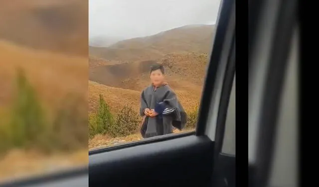 El pequeño Jhon le va contando que cursa el tercer año de escuela. Foto: captura de pantalla/Cajamarca Noticiosa