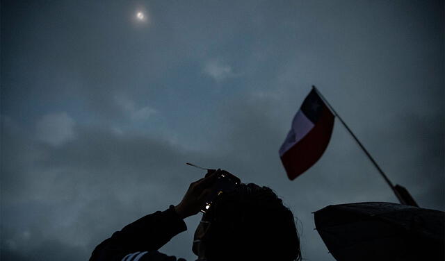 La oscuridad se apoderó de Pucón, Chile. Foto: AFP