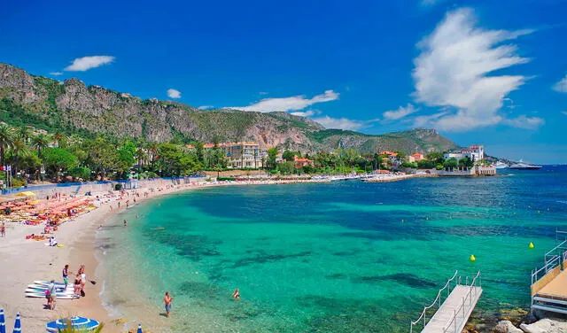 La Costa Azul está llena de coloridos paisajes y amplias playas. Foto: Hoteles.com