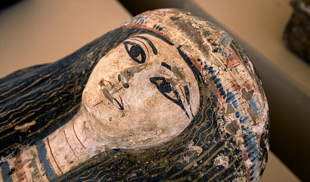 Rostro de uno de los 250 sarcófagos de madera descubiertos en la necrópolis de Saqqara. Foto: AFP / Khaled Desouki