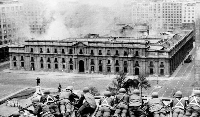 Palacio de la Moneda durante el golpe de Estado del 11 de septiembre de 1973. Foto: AFP