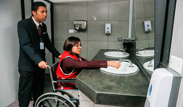 Los locales públicos deben contar con baños especiales para personas con discapacidad. Foto: CONADIS.