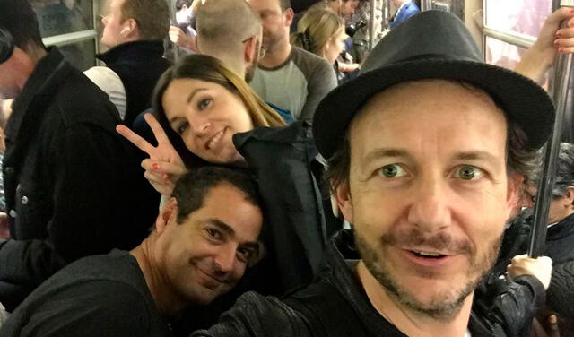 La agrupación se toma un selfie en un metro. Foto: Instagram