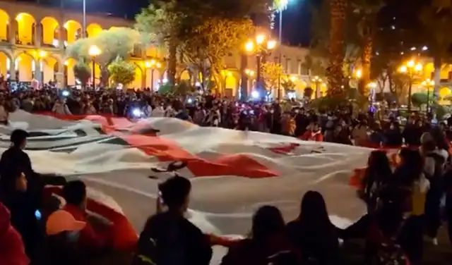 Hinchas llegaron a la Plaza Mayor entonando diversos cánticos de apoyo a la selección peruana. Foto: Captura El inge