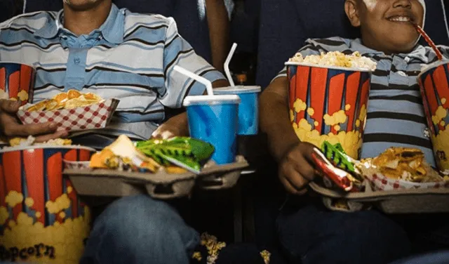 Clientes pueden entrar a las salas con alimentos similares a los que se venden en estos cines: pop corn, bebidas, dulces, panes con hot dog, etc. Foto: Difusión