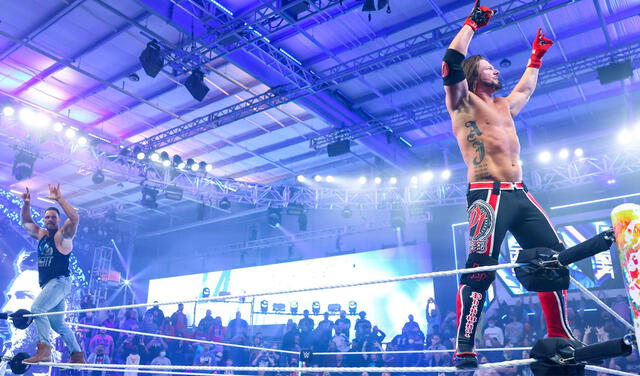 LA Knight intervino al final de la lucha con Grayson Waller en favor de AJ Styles. Foto: WWE