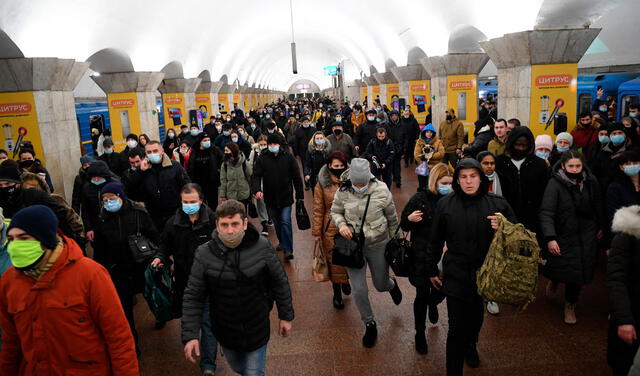 Muchos ucranianos están huyendo hacia otros países. Foto: AFP