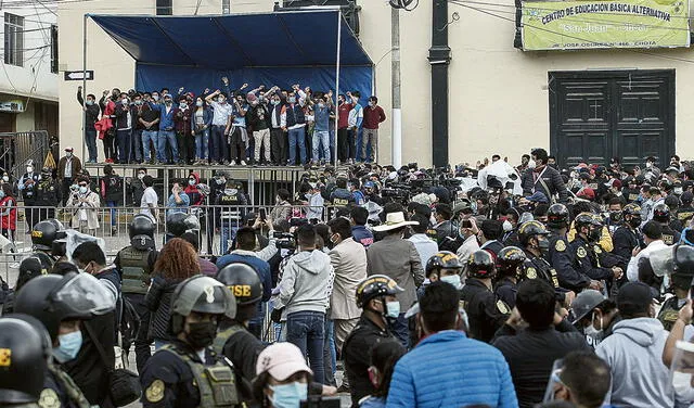 Entusiasmo. Los chotanos se volcaron a la plaza para no perderse el histórico debate presidencial fuera de Lima. Foto: Aldair Mejía / La República