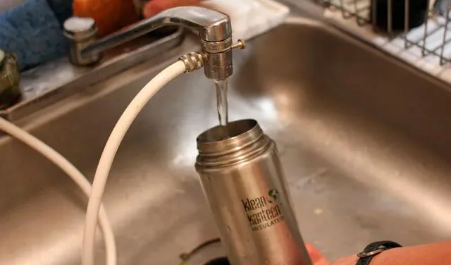 Lavar una botella de metal es bastante sencillo. Foto: Instructables