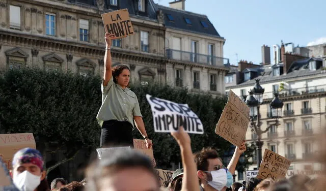 "Vergënza" es lo que se lee en el cartel de una manifestante en una marcha en contra la designación de un funcionario público acusado por acoso sexual. Foto: AFP/Thomas Coex