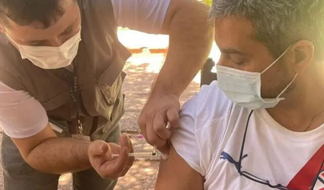 Momento de la vacunación del presidente de Paraguay. Foto: Twitter Santander_Rober