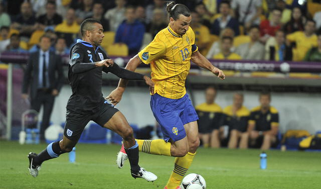 Ashley Cole y Zlatan Ibrahimovic durante un juego entre Inglaterra y Sueca en el 2012. Foto: AFP