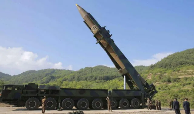 muestra un cohete balístico intercontinental norcoreano Hwansong-14 mientras es preparado para un lanzamiento de prueba en una localización no especificada en Corea del Norte. Foto: EPA