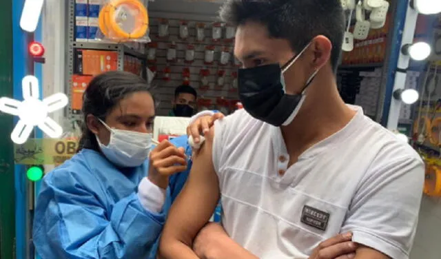 El subgerente de dicha área municipal, Rafael Vásquez Felipe, informó que fueron inmunizados los vendedores y trabajadores del centro de abastos que no contaban con su vacuna.