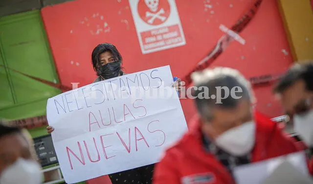 Padres de familia esperaron al ministro Serna para hacerle llegar sus reclamos. Foto: Rodrigo Talavera/La República