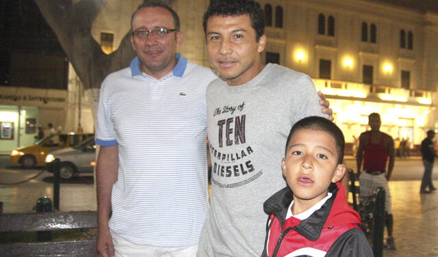 CON SU ÍDOLO. El pequeño Lazo posa con Ysrael Cachete Zuñiga, cuando el goleador estaba en plena actividad.