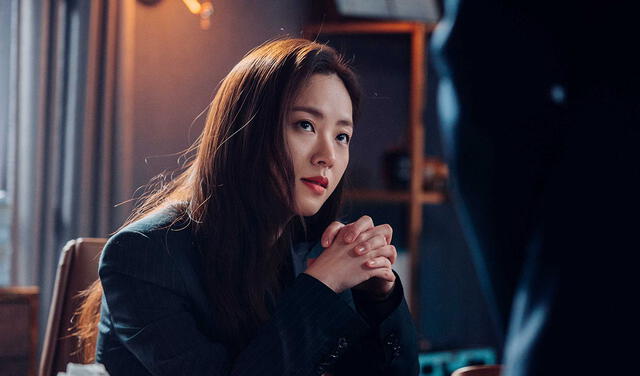 Jeon Yeo Bin interpreta a la abogada Hong Cha Young, nueva aliada de Vincenzo. Foto: Hancinema