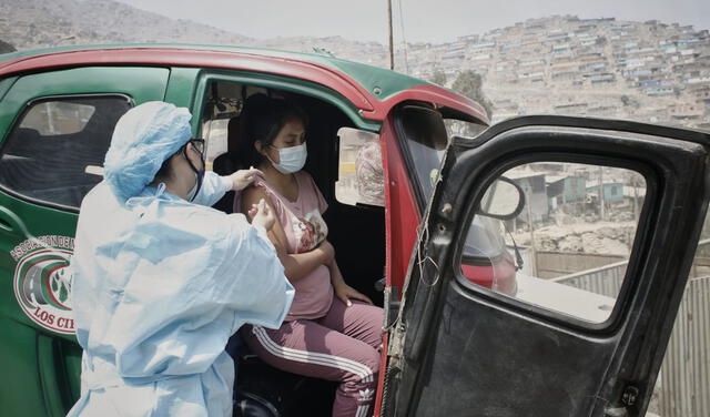 Las brigadas de salud siguen recorriendo los distritos de Lima para inocular contra el nuevo coronavirus. Foto: Antonio Melgarejo