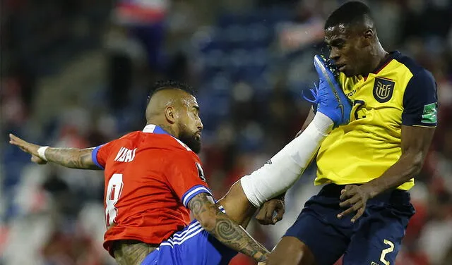 Arturo Vidal hizo una falta criminal sobre Félix Torres en el último duelo entre Chile y Ecuador por las clasificatorias sudamericanas. Foto: AFP