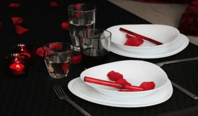 Una cena romántica en casa puede ir acompañada con velas aromáticas. Foto: EFE