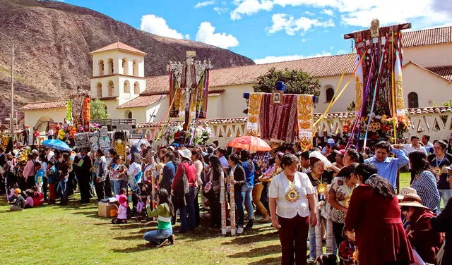 Celebración de las cruces de Pentecostés en Yucay, Urubamba (Cusco), en el año 2018. Foto: LegadoCusco2021/Facebook