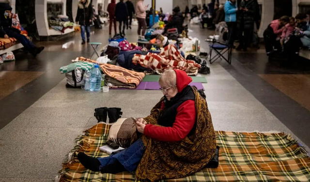 Ucranianos de la tercera edad viven refugiados en las estaciones de metro de Kiev