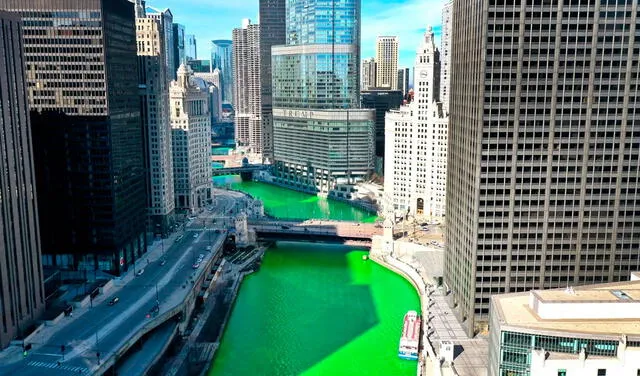 El río Chicago se tiñe de verde cada día de San Patricio. Foto: AFP