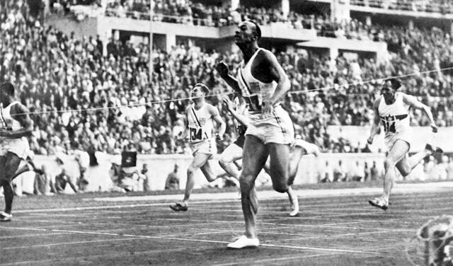 Jesse Owens fue una de las primeras grandes estrellas en usar Adidas. Foto: AFP