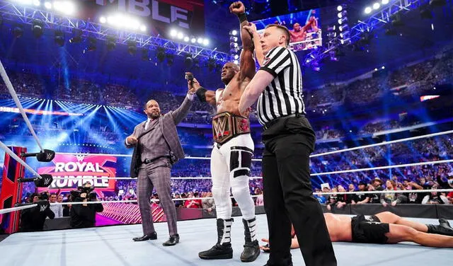 Bobby Lashley derrotó a Brock Lesnar con la ayuda de Roman Reigns. Foto: WWE