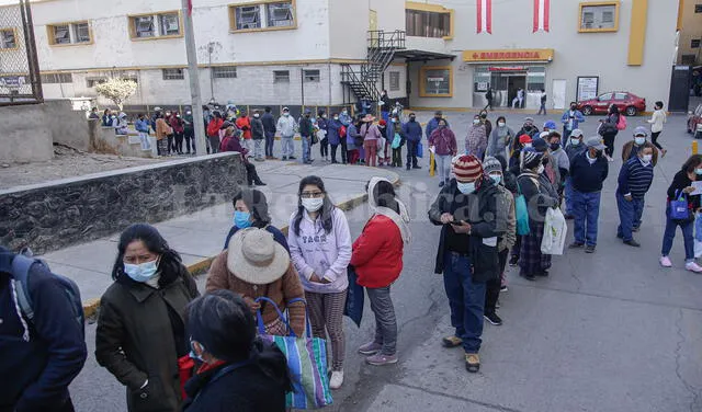 Las colas rodearon todo el frontis del hospital. Foto: Rodrigo Talavera/La República
