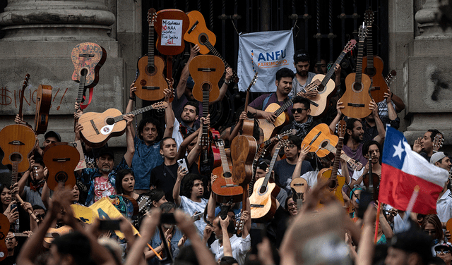 Los manifestantes interpretar "El derecho a vivir en paz" del músico chileno Víctor Jara en Santiago, el 25 de octubre de 2019. Foto: AFP.