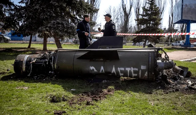 El vengativo mensaje escrito en el misil que mató a 50 personas en estación de tren en Ucrania
